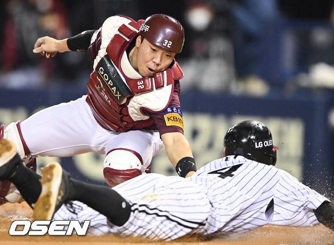 [OSEN=잠실,박준형 기자]6회말 2사 1,2루 LG 김현수의 1타점 적시타때 1루 주자 서건창이 키움 김재현 포수에게 태그아웃되고 있다.  2021.10.21 / soul1014@osen.co.kr