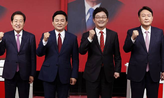 20일 대구 MBC에서 열린 국민의힘 대선 경선 후보자 대구·경북 합동 토론회에 앞서 후보자들이 포즈를 취하고 있다. 왼쪽부터 홍준표, 원희룡, 유승민, 윤석열 후보. 대구=연합뉴스