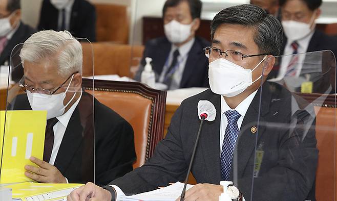 서욱 국방부 장관이 21일 오전 서울 여의도 국회에서 열린 국회 국방위원회의 국방부 등에 대한 종합국정감사에서 여야 의원들의 질의에 답변하고 있다. 뉴스1