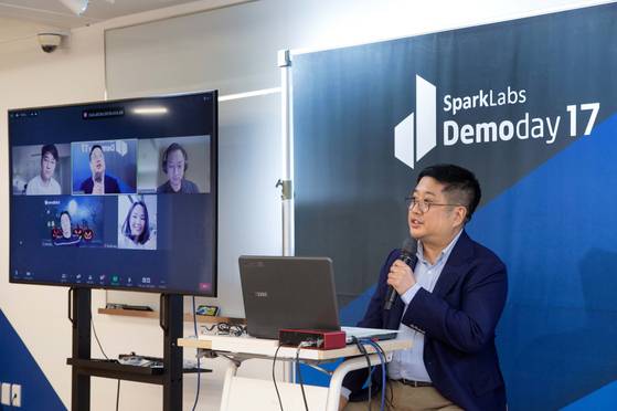 김호민 스파크랩 공동대표(오른쪽)가 20일 열린 '제17기 스파크랩 데모데이' 패널 세션을 진행하고 있다. /사진 제공=스파크랩