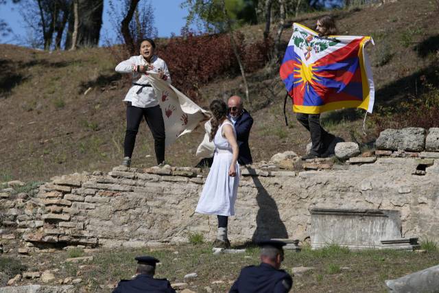 지난 18일 그리스 올림피아에서 베이징 동계올림픽 성화 채화 직전 티베트 깃발과 현수막을 든 인권단체 운동가들이 중국의 올림픽 개최와 티베트 탄압에 반대하는 시위를 하는 것을 경찰이 제지하고 있다. /AP연합뉴스