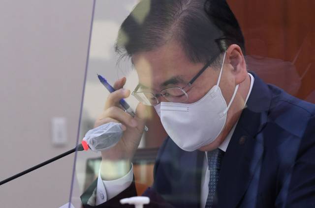 정의용 외교부장관이 20일 서울 여의도 국회에서 열린 외교통일위원회의 외교부에 대한 국정감사에서 의원들의 질의를 듣고 있다. /연합뉴스