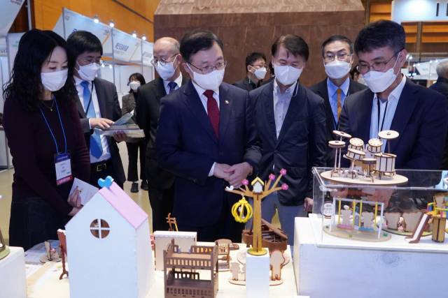 최병암(사진 앞줄 왼쪽에서 두번째) 산림청장이 ‘2021년 대한민국 목재산업박람회’ 개막식에서 참석자들과 전시장을 둘러보고 있다. 사진제공=산림청