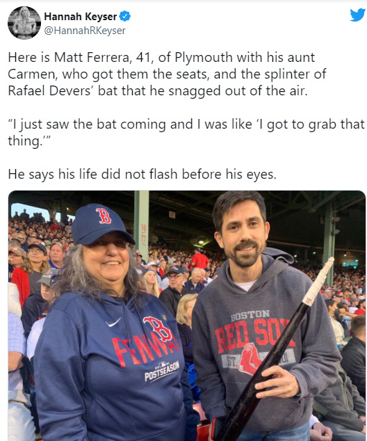 야후 스포츠 한나 키저가 소개한 한 보스턴 팬(오른쪽)의 관중석 호수비 스토리.