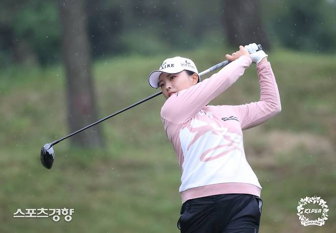 고진영이 21일 부산 기장군 LPGA 인터내셔널 부산 골프장에서 열린 LPGA투어 BMW 레이디스 챔피언십 첫날 2번홀에서 티샷을 날리고 있다. ㅣKLPGA 제공