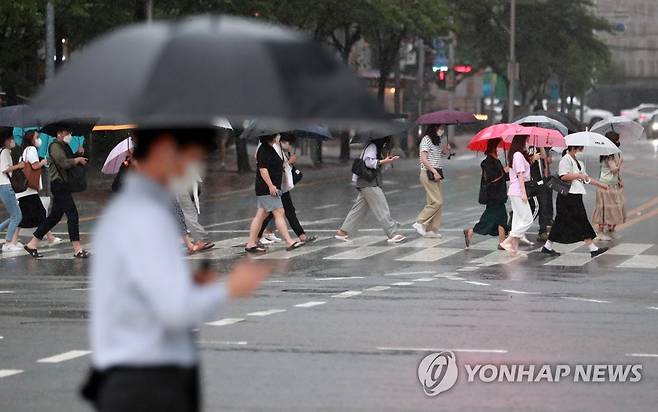 퇴근길 폭우 내리는 부산 [연합뉴스 자료사진]