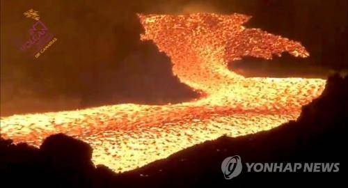라팔마섬 쿰브레 비에하 화산에서 흘러나오는 용암 (엘파소 로이터 = 연합뉴스) 스페인령 카나리아제도 라팔마섬 쿰브레 비에하 화산에서 용암이 흘러나오는 모습을 지난 18일(현지시간) 촬영한 영상 갈무리. 2021.10.20 photo@yna.co.kr