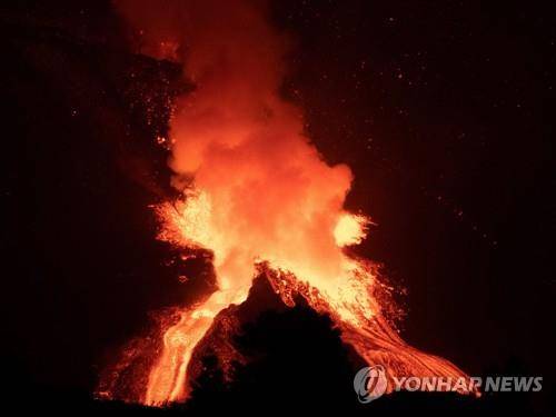 분화하는 스페인 라팔마섬 화산 (엘파소 EPA/EFE=연합뉴스) 북아프리카 서쪽 스페인령 카나리아 제도의 라팔마섬에 있는 쿰브레 비에하 화산이 17일(현지시간) 분화를 계속하고 있다. 쿰브레 비에하 화산은 지난달 19일 폭발을 시작해서 한 달 가까이 활동을 멈추지 않고 있다. 2021.10.20 photo@yna.co.kr
(끝)