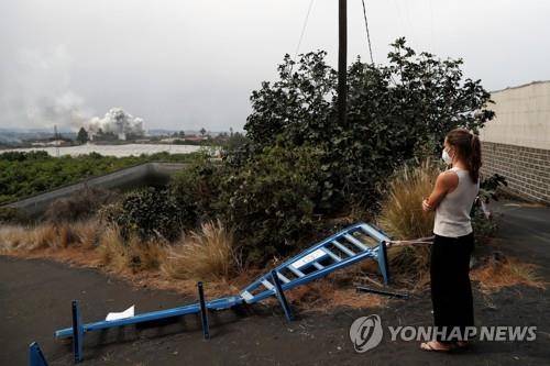 '망연자실'  (라라구나 로이터=연합뉴스) 스페인령 카나리아제도 라팔마섬 화산 분출로 집을 떠나온 한 여성이 집이 있는 방향을 바라보고 있다. 2021.10.20 photo@yna.co.kr