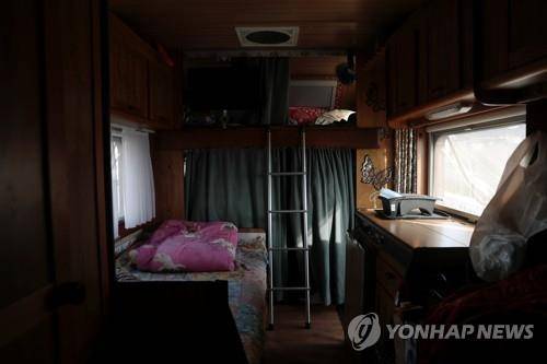 캠핑카에서 숙식 해결하는 이주민들 (야노스데아리다네 로이터=연합뉴스) 스페인령 카나리아제도 라팔마섬 화산 분출로 집을 떠난 주민이 한 달째 생활하고 있는 캠핑카 속 모습. 2021.10.20 photo@yna.co.kr