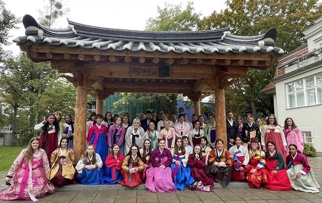 생애 첫 한복입은 베를린자유대 한국학과 신입생들 (베를린=연합뉴스) 이 율 특파원 = 베를린 자유대 한국학과 신입생들이 15일(현지시간) 한복을 입고 포즈를 취하고 있다. 2021.10.15