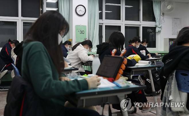 고3의 시간 (창원=연합뉴스) 김동민 기자 = 2022학년도 대학수학능력시험이 한 달 앞으로 다가온 19일 오후 경남 창원시 마산합포구 완월동 성지여자고등학교에서 3학년생들이 야간 자율학습을 하고 있다. 2021.10.19 image@yna.co.kr