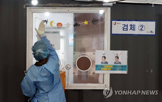 검사 준비하는 의료진 [연합뉴스 자료사진]