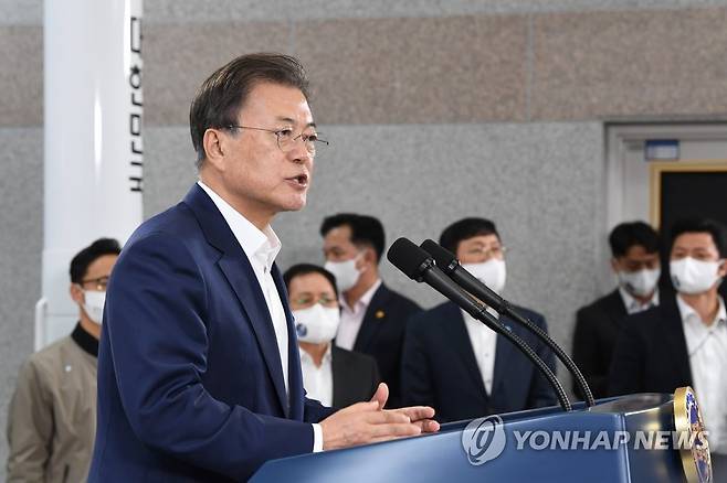 대국민 메시지 발표하는 문재인 대통령 (고흥=연합뉴스) 최재구 기자 = 문재인 대통령이 21일 오후 한국형 발사체 '누리호(KSLV-2)'의 발사 참관을 마치고 전남 고흥 나로우주센터 발사통제동에서 대국민 메시지를 발표하고 있다. 2021.10.21 jjaeck9@yna.co.kr