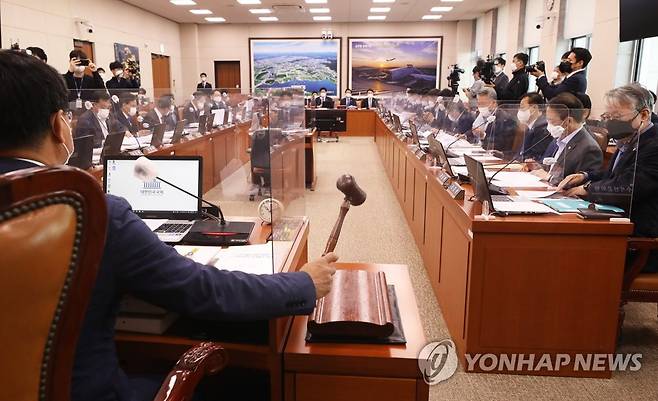 국토교통부 종합감사 시작 알리는 이헌승 위원장 (서울=연합뉴스) 안정원 기자 = 21일 오전 국회에서 국토교통위원회의 국토교통부·행정중심복합도시건설청·새만금개발청에 대한 종합감사가 열리고 있다. 2021.10.21 [국회사진기자단] jeong@yna.co.kr