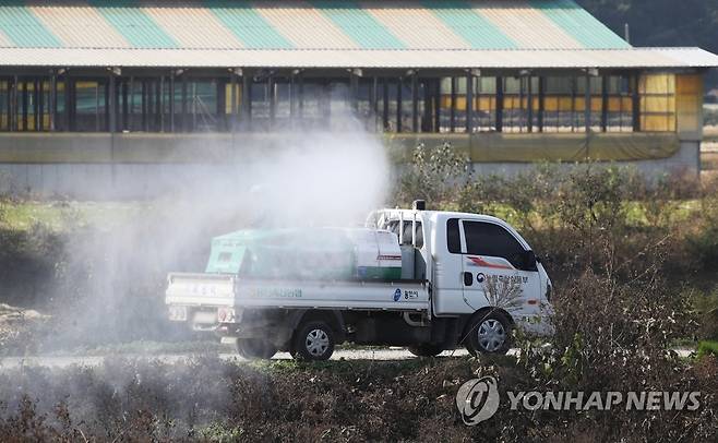 조류인플루엔자를 막아라 (용인=연합뉴스) 홍기원 기자 = 21일 오후 경기도 용인시 처인구 백암면 청미천 일대에서 용인축산농협 방역차가 조류인플루엔자(AI) 예방을 위해 방역을 하고 있다. 
    농림축산식품부와 환경부는 경기 안성 청미천, 용인 청미천, 여주 양화천, 전북 정읍에서 채취한 야생조류 시료를 검사한 결과 H5형 조류인플루엔자(AI) 항원이 검출됐다고 지난 20일 밝혔다. 
    고병원성 여부 판정까지는 약 3∼5일이 소요될 것으로 예상된다. 2021.10.21 xanadu@yna.co.kr