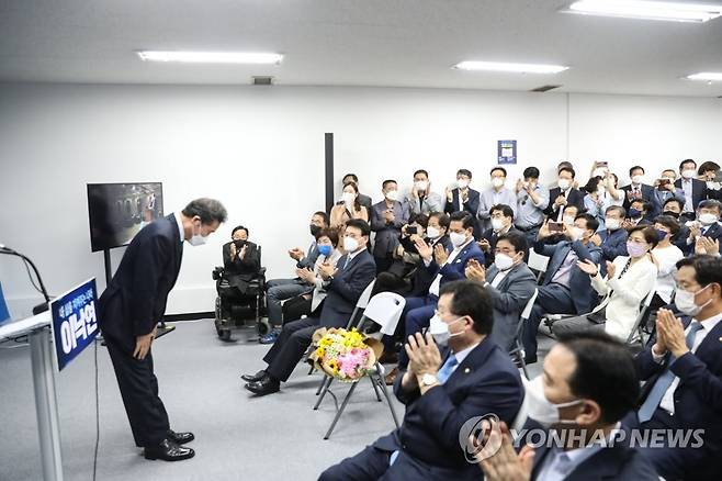 '필연캠프' 해단식에서 인사하는 이낙연 전 대표 (서울=연합뉴스) 더불어민주당 이낙연 전 대표가 지난 14일 서울 여의도 대산빌딩에서 열린 이낙연 필연캠프 해단식에서 참석자들에게 인사하고 있다. 2021.10.14 [이낙연 캠프 제공. 재판매 및 DB 금지] toadboy@yna.co.kr