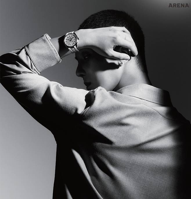 18캐럿 세드나™ 골드 케이스, 티크 패턴의 실버 베이지 다이얼, 그레이 스티칭 디테일의 스트럭처드 베이지 러버 스트랩의 씨마스터 아쿠아 테라 150m 코‑액시얼 마스터 크로노미터 스몰 세컨즈 41mm 7백80만원 오메가 제품.