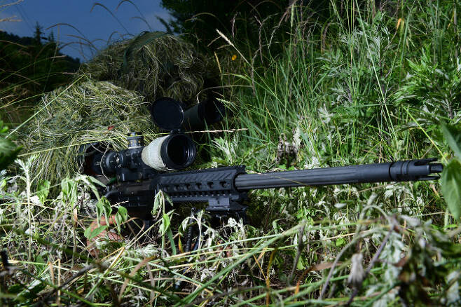 SNT모티브가 개발한 K-14 저격용 소총 사격 모습(사진=SNT모티브 제공).