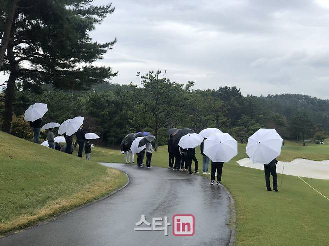 미국여자프로골프(LPGA) 투어 BMW 레이디스 챔피언십 1라운드에 입장한 스폰서 관계자들이 가깝게 모여 선수들의 경기를 보고 있다. (사진=임정우 기자)