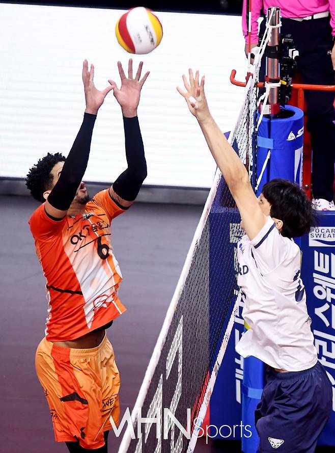 레오 '치열한 네트싸움'