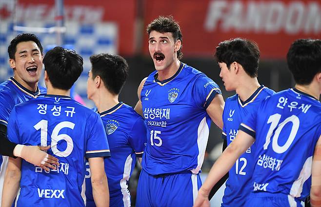 삼성화재가 지난 시즌 우승팀 대한항공을 완파하는 이변을 연출했다. [사진=한국배구연맹 KOVO 제공]