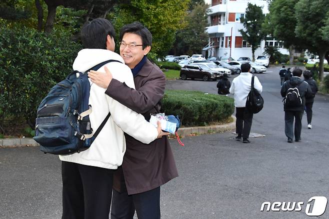 수험생을 격려하는 이석문 제주도교육감.(제주도교육청 제공)2019.11.14/뉴스1 © News1 오미란 기자