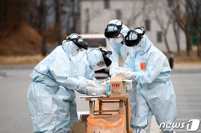 선별진료소 검체정리. (뉴스1 DB)