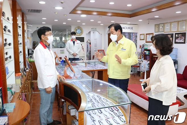 김재종 옥천군수가 청년 소상공인 점포를 방문해 의견을 듣고 있다.(옥천군 제공)© 뉴스1