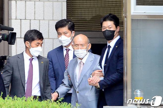 '5·18 헬기사격'을 증언한 고(故) 조비오 신부에 대한 사자명예훼손 혐의를 받고 있는 전두환씨(90)가 지난 8월9일 광주지방법원에 출석한 뒤 법원을 퇴장하고 있다. 2021.8.9/뉴스1 © News1 정다움 기자