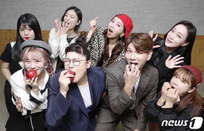 서울 강서구 한 식당, '돈쭐내러 왔습니다' 먹갱(왼쪽부터), 나름, 아미, 이영자, 쏘영, 제이쓴, 김동은, 만리 인터뷰. © News1 권현진 기자