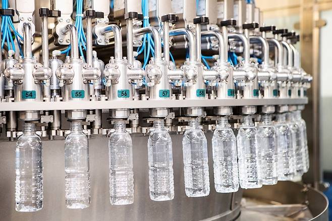 바이오페트 적용 '제주삼다수 바이오' 제품 생산 모습(제주개발공사 제공)© 뉴스1