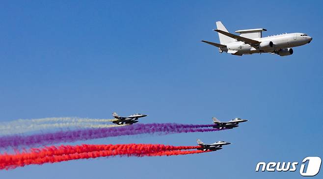 18일 오전 경기도 성남시 서울공항에서 열린 서울 국제항공우주 및 방위산업전시회 2021(서울 ADEX)에서 공군 조기경보기 편대가 비행하고 있다. 2021.10.18/뉴스1 © News1 이재명 기자