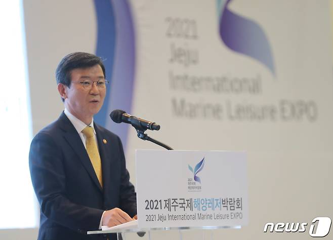문성혁 해양수산부 장관이 22일 제주 서귀포시 국제컨벤션센터(ICC제주)에서 열린 2021 제주국제해양레저박람회 개막식에서 환영사를 하고 있다. 2021.10.22/뉴스1 © News1 오현지 기자