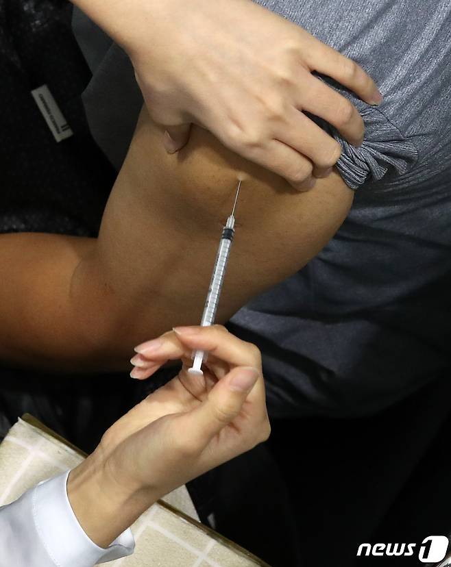 22일 오전 서울 서대문구 북아현문화체육센터에 마련된 신종 코로나바이러스 감염증(코로나19) 백신 예방접종센터에서 시민들이 백신접종을 하는 모습. 2021.10.22/뉴스1 © News1 오대일 기자