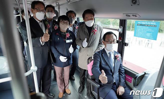 송철호 울산시장과 정천석 동구청장이 22일 울산대교전망대에서 일산해수욕장과 대왕암을 거쳐 슬도까지 932번 노선 전 구간을 달리는 버스 시승 투어에서 기념사진을 찍고 있다. 2021.10.22/뉴스1 © News1 이윤기 기자