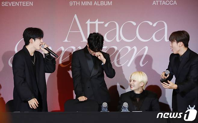 그룹 세븐틴(Seventeen) 에스쿱스(왼쪽부터), 민규, 정한, 승관이 22일 오전 서울 영등포구 콘래드호텔에서 열린 미니 9집 '아타카(Attacca)‘ 발매기념 글로벌 기자간담회에 참석해 '빌보드200 1위' 를 상상하며 포즈를 취하고 있다. © News1 권현진 기자
