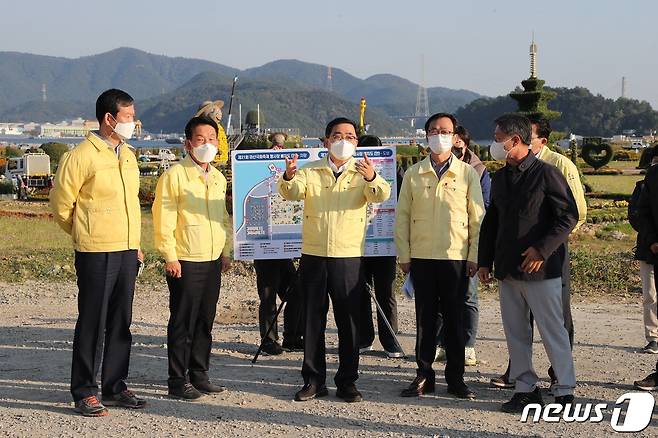 허성무 창원시장이 22일 마산해양신도시 ‘2021 대한민국 도시재생산업박람회’와 ‘마산국화축제’ 현장을 방문해 진행 상황을 점검하고 있다(창원시 제공)© 뉴스1