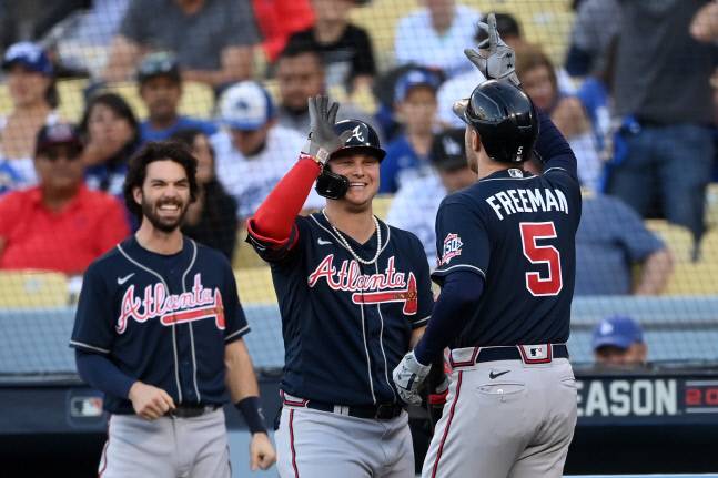 NLCS 5차전 1회 선제 투런 홈런을 날린 프레디 프리먼이 작 피더슨과 하이파이브를 나누고 있다. LA|USA TODAY Sports연합뉴스