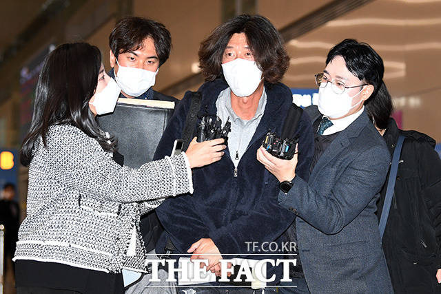 미국에 체류 중이던 대장동 개발 로비·특혜 의혹의 핵심 인물 남욱 변호사가 18일 오전 인천국제공항 제2여객터미널을 통해 귀국해 검찰 수사관에 체포돼 입국장을 나가고 있다./인천국제공항=남용희 기자