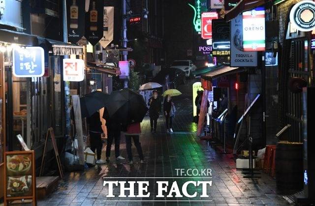 정부는 유흥시설 등 일부 고위험 시설에서 발생하는 감염을 차단하기 위해 접종 증명 또는 음성 확인제를 한시적으로 도입하는 방안을 검토 중이라고 밝혔다. /배정한 기자