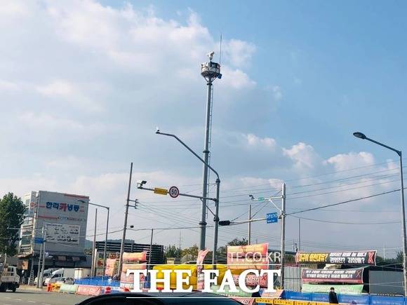 서대구ktx역광장 진입도로 공사현장 앞의 25m 교통정보 감시용 관제탑 / 대구= 박성원 기자