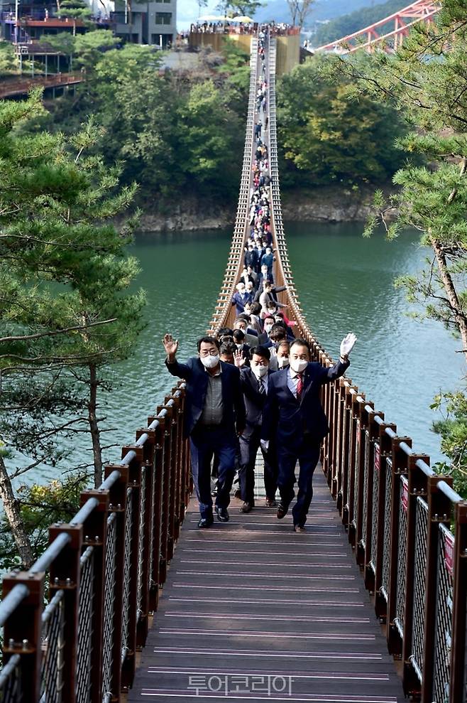 ​제천 '옥순봉 출렁다리 개통식이 22일 열렸다. ​