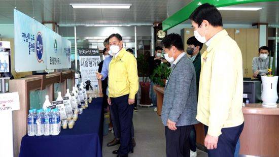 (좌측) 김산 무안군수가 무안 고구마 단술 일반인 시음회를 찾아 담당자에게 설명을 듣고 있다. ⓒ 아시아경제