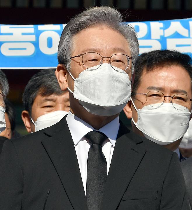 더불어민주당 대선 후보인 이재명 경기지사가 22일 오전 광주 북구 운정동 국립5·18민주묘지를 방문해 기자들의 질문에 답변을 하고 있다. /뉴시스