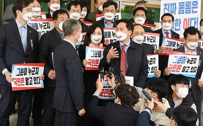 국민의힘 김기현 원내대표가  22일 서울 서초구 대검청사 앞에서 박성진 대검차장에게 대장동 개발특혜 의혹과 관련 엄중한 수사를 요구하고 있다./이덕훈 기자