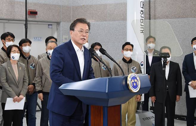 문재인 대통령이 21일 오후 한국형 발사체 '누리호(KSLV-2)'의 발사 참관을 마치고 전남 고흥 나로우주센터 발사통제동에서 대국민 메시지를 발표하고 있다. /연합뉴스