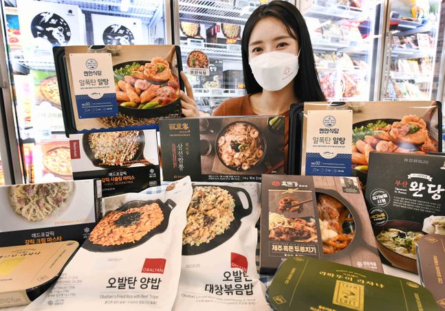모델이 22일 서울 등촌동 홈플러스 강서점에서 레스토랑 간편식을 선보이고 있다.ⓒ홈플러스