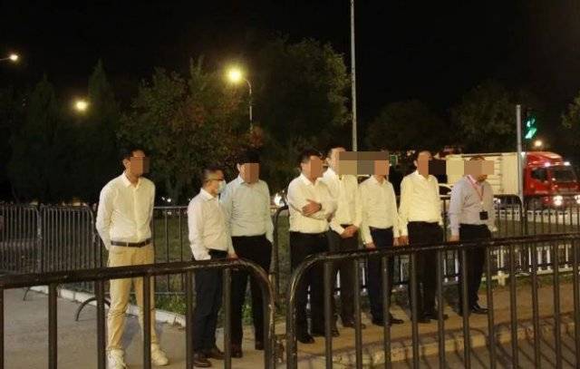 추위 체험 징계를 받는 임원 8명.