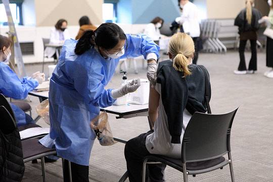 21일 숭실대학교 한경직기념관에서 외국인 유학생이 백신 접종을 하고 있다. 숭실대 제공